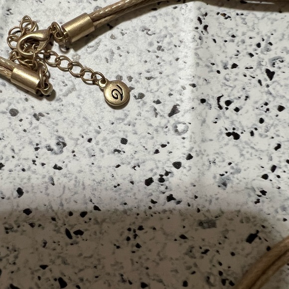 LC beautiful gold tone necklace - Picture 3 of 3